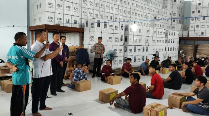 Ketua KPU Seruyan Muhammad Abdiannoor saat memberikan pengarahan kepada para tenaga pelipat dan penyortiran surat suara