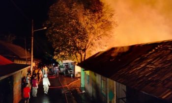 Kobaran api pada musibah kebakaran yang terjadi di Kampung Kumai Kelurahan Kuala Pembuang I