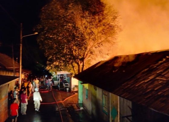 Kobaran api pada musibah kebakaran yang terjadi di Kampung Kumai Kelurahan Kuala Pembuang I