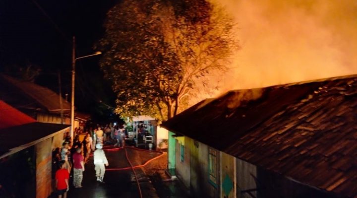 Kobaran api pada musibah kebakaran yang terjadi di Kampung Kumai Kelurahan Kuala Pembuang I