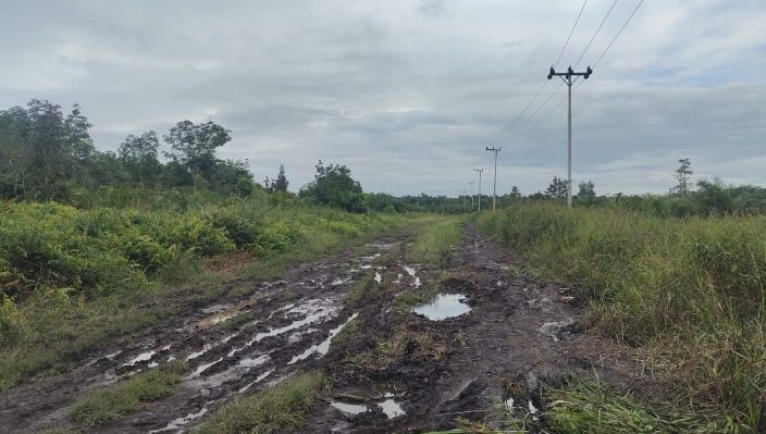 Kondisi jalan masuk ke Desa Soren tergolong rusak parah.