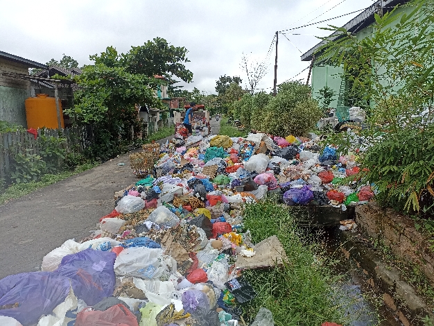 Duh! Masyarakat Terganggu Sampah di Depo dekat SMPN 3 Sampit Membludak hingga ke Jalan