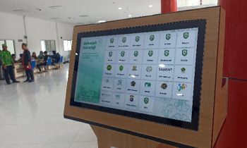 Layar monitor digital berisi menu pelayanan di Mal Pelayanan Publik (MPP) Habaring Hurung