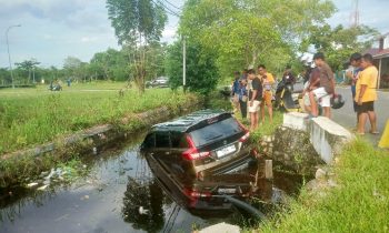 Mobil Suzuki XL7 Nyemplung parit Komplek Pameran Jalan Temanggung Tilung XIII, Menteng, Palangka Raya, Rabu, 17 Januari 2024.