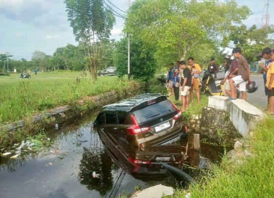 Mobil Suzuki XL7 Nyemplung parit Komplek Pameran Jalan Temanggung Tilung XIII, Menteng, Palangka Raya, Rabu, 17 Januari 2024.