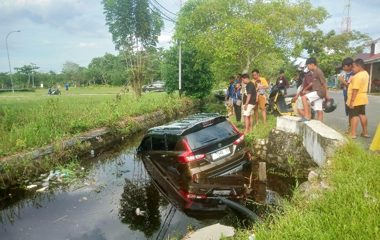 Sopir Masih Belajar Nyetir, Mobil Nyemplung ke Parit Komplek Pameran Temanggung Tilung 