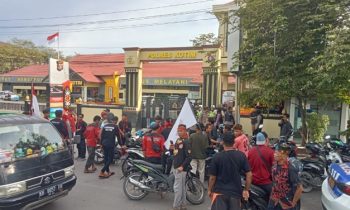 Organisasi Fordayak Tiba di Mapolres Kotim untuk melakukan unjuk rasa