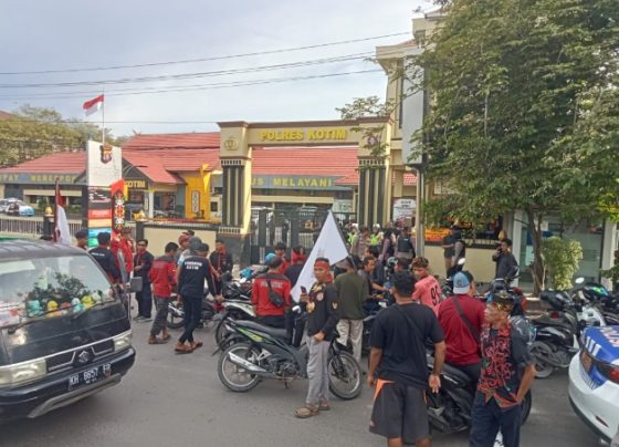 Organisasi Fordayak Tiba di Mapolres Kotim untuk melakukan unjuk rasa