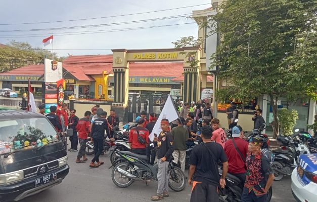 Organisasi Fordayak Tiba di Mapolres Kotim untuk melakukan unjuk rasa