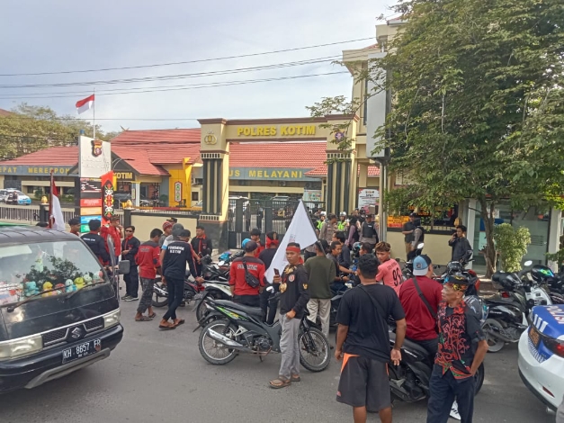 Buntut Kasus Pencurian CPO, Fordayak Unjuk Rasa di Depan Markas Polres Kotim