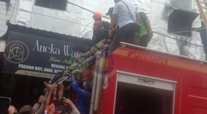 Penyelamatan seorang pria paruh baya di Sampit yang tersengat listrik saat hendak memperbaiki atap toko yang bocor, Selasa 23 Januari 2024