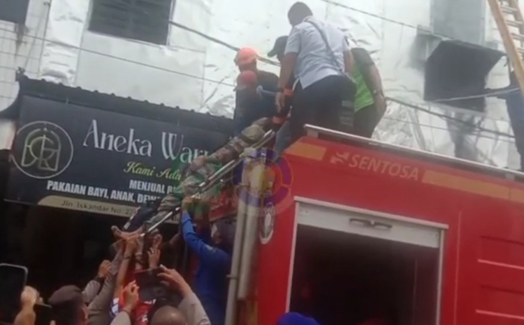 Seorang Pria Paruh Baya Tersengat Listrik saat Hendak Memperbaiki Atap Toko yang Bocor