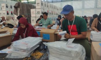 Petugas melipat surat suara di tempat penyimpanan logiatik Pemilu 2024 di lapangan futsal indoor Stadion 29 Nopember Sampit, Rabu, 3 Januari 2023