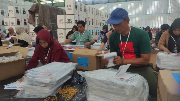 KPU Kotim Mulai Melakukan Pelipatan Surat Suara 
