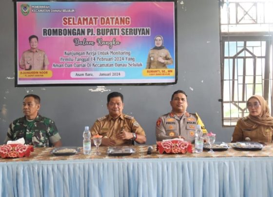 Pj Bupati Seruyan Djainuddin Noor (dua kiri) bersama rombongan saat menggelar pertemuan di Kecamatan Danau Seluluk terkait persiapan Pemilu.