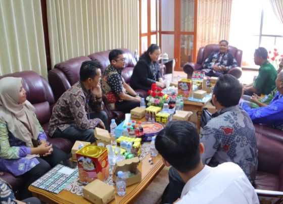 Pj Bupati Seruyan Djainuddin Noor menerima kunjungan Kepala Perwakilan BKKBN Provinsi Kalimantan Tengah, dr. Jeanny Yola Winokan dan rombongan