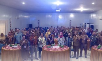 Pj Sekda Seruyan Bahrun Abbas Foto bersama pada kegiatan Entry Meeting Tim Badan Pemeriksa Keuangan Republik Indonesia (BPK RI) Perwakilan Kalteng.