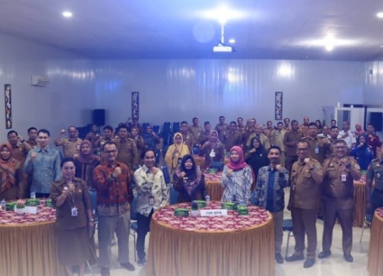 Pj Sekda Seruyan Bahrun Abbas Foto bersama pada kegiatan Entry Meeting Tim Badan Pemeriksa Keuangan Republik Indonesia (BPK RI) Perwakilan Kalteng.