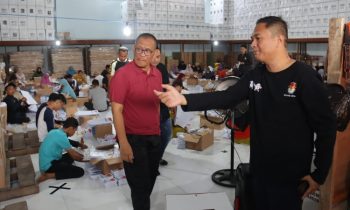 Pj Sekda Seruyan dr Bahrun Abbas didampingi Ketua KPU Seruyan saat meninjau kesiapan logistik Pemilu di Gudang Logistik KPU Seruyan