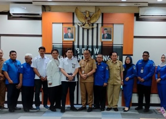 Pj Sekda Seruyan dr Bahrun Abbas foto bersama usai menggelar koordinasi dengan Balai Prasarana Permukiman Wilayah Provinsi Kalimantan Tengah