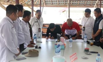 Pj Sekda Seruyan dr Bahrun Abbas menyaksikan penandatanganan terkait program  perlindungan BPJS ketenagakerjaan bagi petugas Pemilu