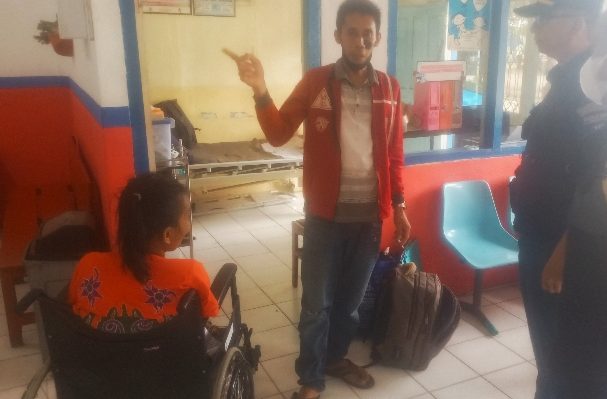 Rahmat Tanda (31) saat dibincangi petugas KSOP Sampit, pria yang bantu wanita asal Wonogiri pengidap HIVAIDS.