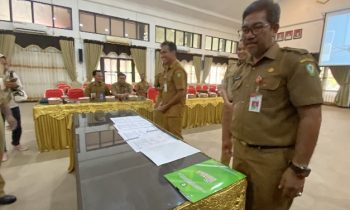 Ramadansyah dan Rafiq Riswandi saat tanda tangan serah terima jabatan, Selasa, 2 Januari 2024.