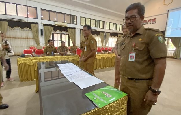 Ramadansyah dan Rafiq Riswandi saat tanda tangan serah terima jabatan, Selasa, 2 Januari 2024.