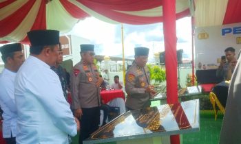 SDM Kapolri Irjen Dedi Prasetyo didampingi Kapolda Kalteng Irjen Djoko Poerwanto dan Wakil Gubernur Edy Pratowo melakukan penandatanganan prasasti.