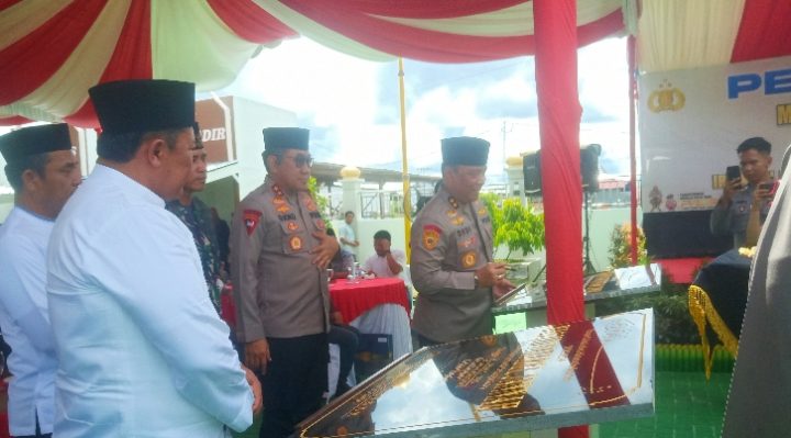 SDM Kapolri Irjen Dedi Prasetyo didampingi Kapolda Kalteng Irjen Djoko Poerwanto dan Wakil Gubernur Edy Pratowo melakukan penandatanganan prasasti.