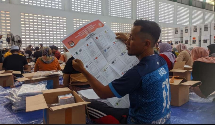 KPU Kotim Melibatkan 182 Orang Pekerja Lepas untuk Melipat Surat Suara