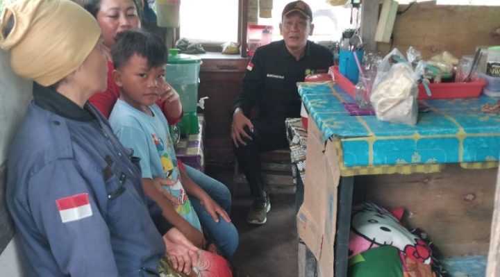 Seekor beruang dilaporkan muncul di depan kantor PLN Lingkar Utara, BKSDA Pos Jaga Sampit pun melakukan observasi, Minggu 7 Januari 2024