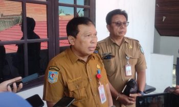 Sekda Kotim, Fajrurrahman (kiri) saat diwawancara.