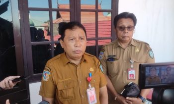 Sekda Kotim, Fajrurrahman (kiri) saat diwawancara pekerja media.