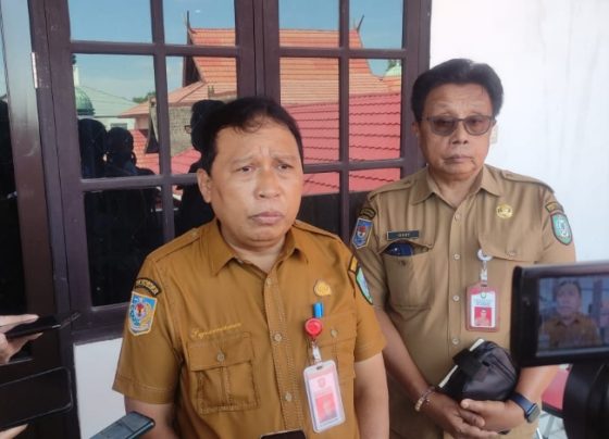 Sekda Kotim, Fajrurrahman (kiri) saat diwawancara pekerja media.