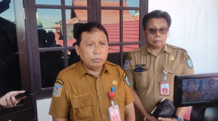 Sekda Kotim, Fajrurrahman (kiri) saat diwawancara pekerja media.