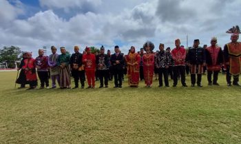 Seluruh pejabat dan tamu undangan saat berfoto bersama setelah kegiatan perayaan HUT ke 71 Kotim, Minggu, 7 Januari 2024.