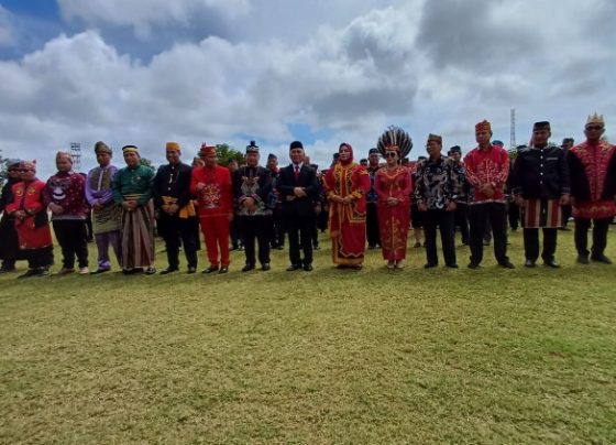 Seluruh pejabat dan tamu undangan saat berfoto bersama setelah kegiatan perayaan HUT ke 71 Kotim, Minggu, 7 Januari 2024.