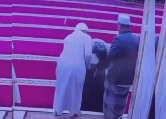 Sepotong video detik detik seorang kakek wafat di Masjid Jami Sampit usai salat subuh berjamaah.