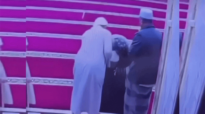 Sepotong video detik detik seorang kakek wafat di Masjid Jami Sampit usai salat subuh berjamaah.