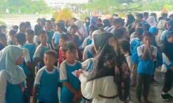 Siswa siswi SDN 2 Mentawa Baru Hulu, Fariza saat hendak menonton film Tegar, Sabtu 13 Januari 2024