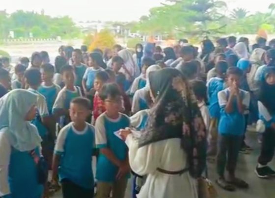 Siswa siswi SDN 2 Mentawa Baru Hulu, Fariza saat hendak menonton film Tegar, Sabtu 13 Januari 2024