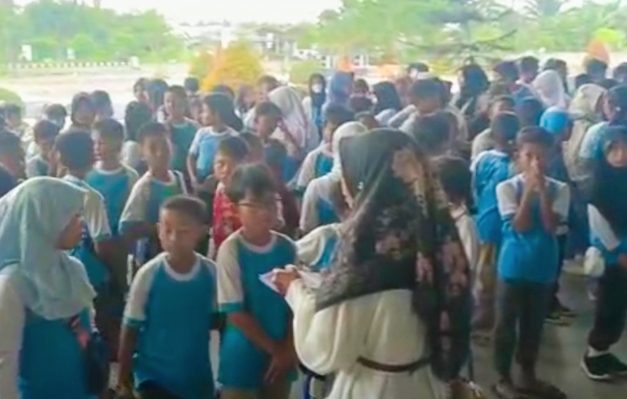 Siswa siswi SDN 2 Mentawa Baru Hulu, Fariza saat hendak menonton film Tegar, Sabtu 13 Januari 2024