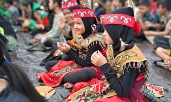 Siswa siswi SDN 7 Baamang Hilir mengenakan pakaian tradisional dalam kegiatan Cinta Budaya Lokal (Cibulok), Jumat 19 Januari 2024