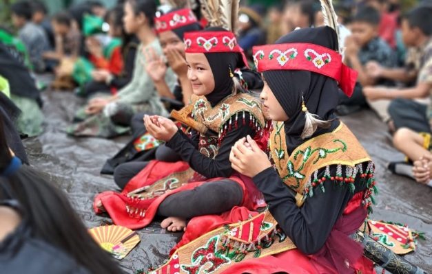 Siswa siswi SDN 7 Baamang Hilir mengenakan pakaian tradisional dalam kegiatan Cinta Budaya Lokal (Cibulok), Jumat 19 Januari 2024