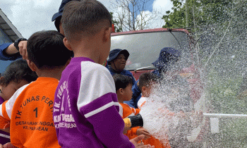 Siswa siswi TK Tunas Pertiwi I antusias mengikuti sosialisasi pencegahan dan penanganan kebakaran, Minggu, 14 Januari 2024.