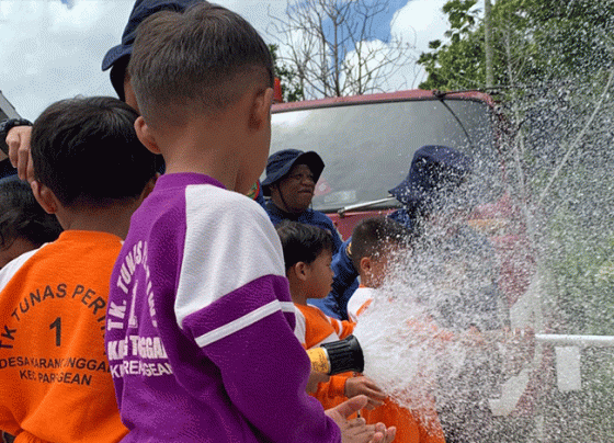 Siswa siswi TK Tunas Pertiwi I antusias mengikuti sosialisasi pencegahan dan penanganan kebakaran, Minggu, 14 Januari 2024.