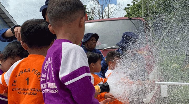 Siswa siswi TK Tunas Pertiwi I antusias mengikuti sosialisasi pencegahan dan penanganan kebakaran, Minggu, 14 Januari 2024.