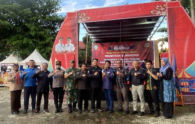 Tamu undangan berfoto bersama usai Pembukaan Orientasi Pengurus Karang Taruna Kotim di halaman Museum Kayu Sampit, Sabtu, 27 Januari 2024