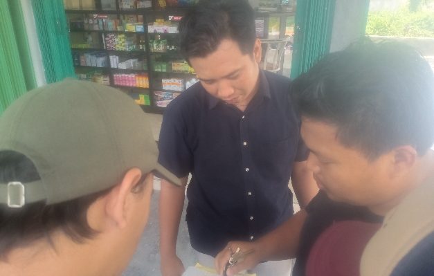 Teguh korban curanmor saat mnejelaskan kronologi hilangnya sepeda motor miliknya kepada awak media.